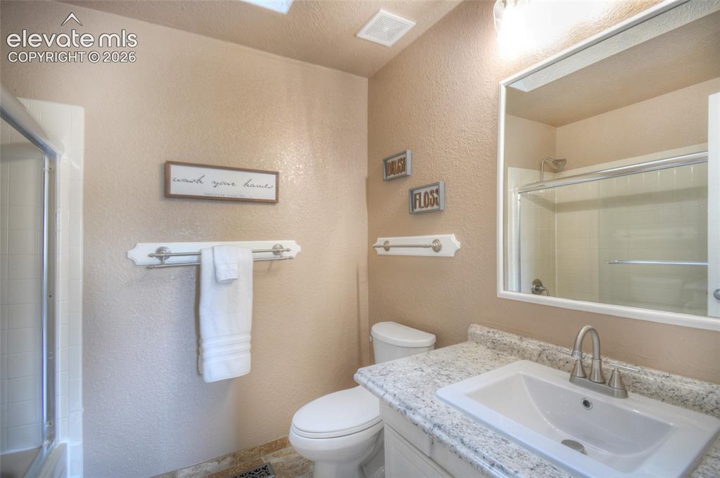 Image 19 of 26: Upper level full bathroom.