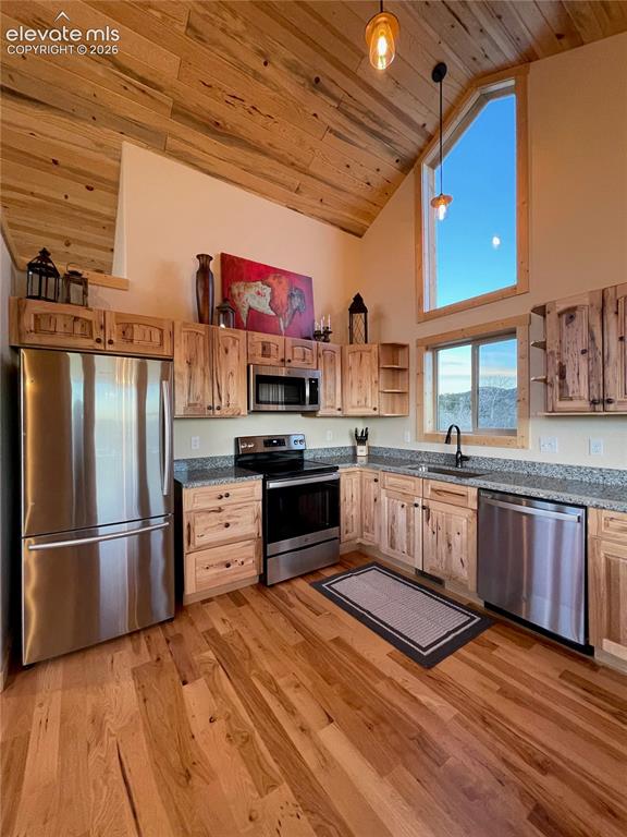 Image 13 of 34: Kitchen