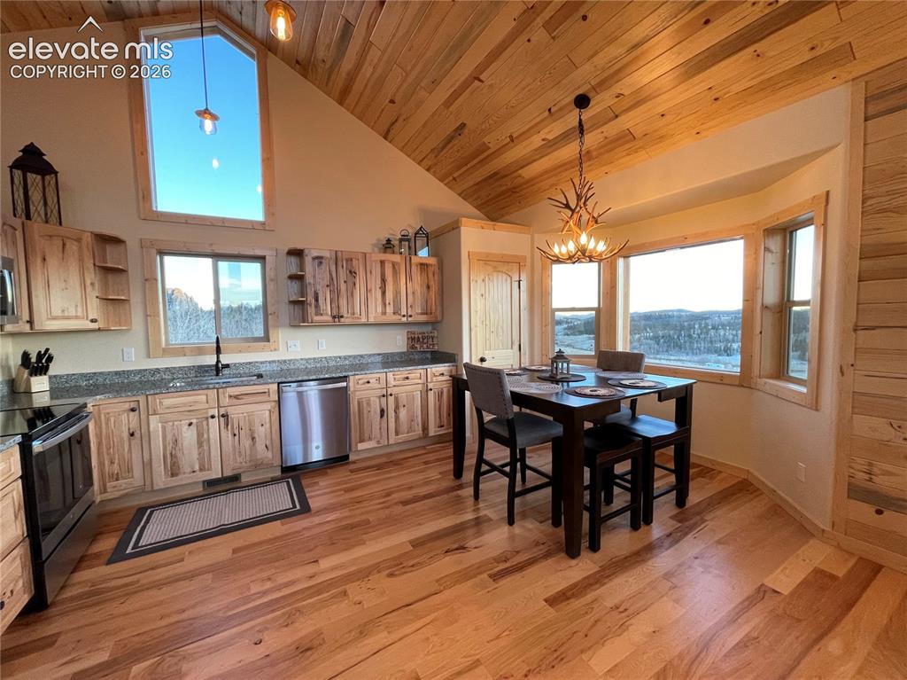 Image 14 of 34: Kitchen