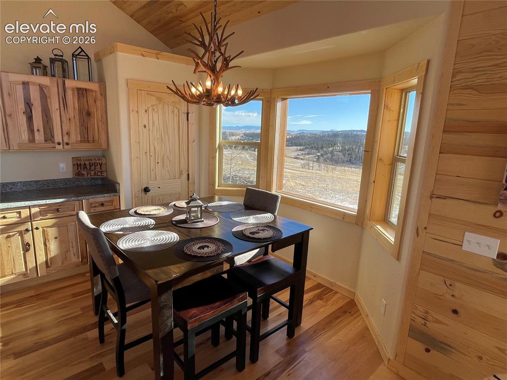 Image 15 of 34: Dining Area