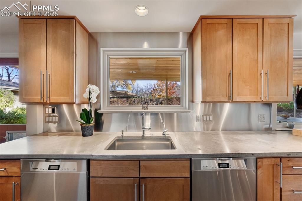 Image 20 of 44: Kitchen