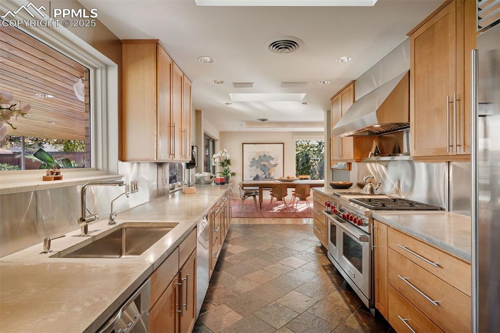 Image 21 of 44: Kitchen