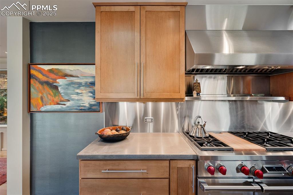 Image 22 of 44: Kitchen