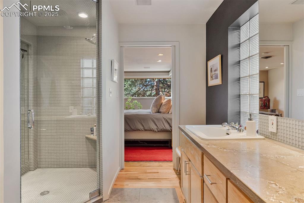 Image 30 of 44: Bathroom