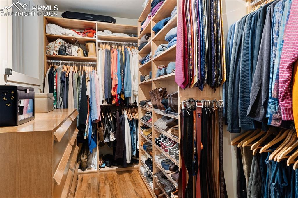 Image 32 of 44: Closet