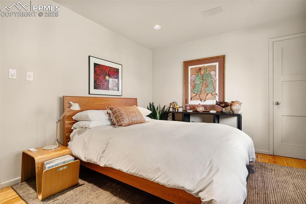 Image 33 of 44: Bedroom