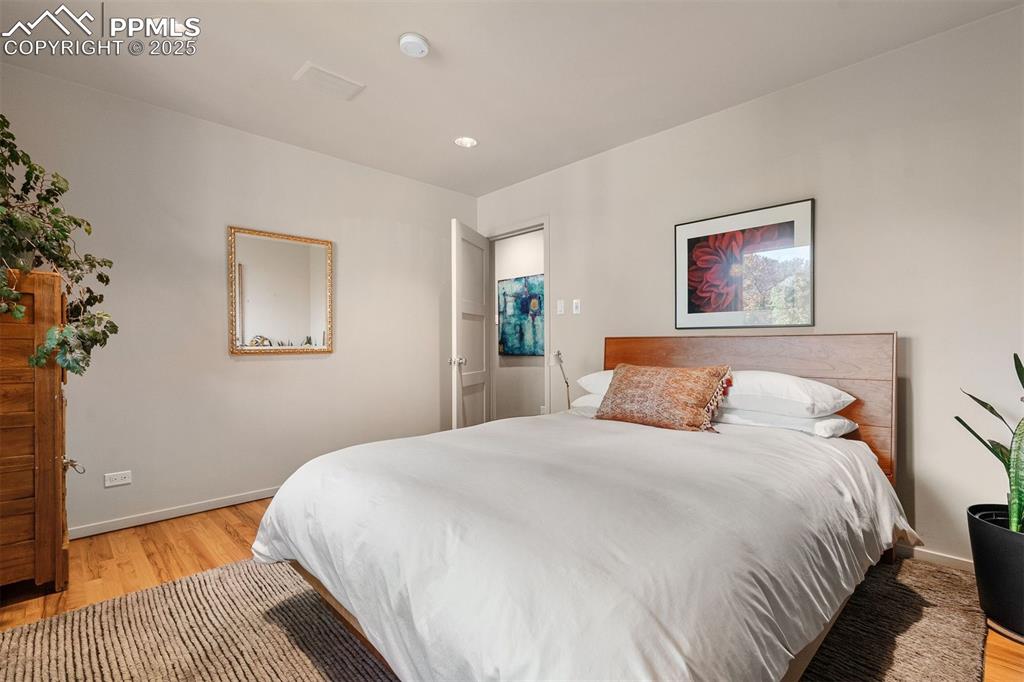 Image 34 of 44: Bedroom