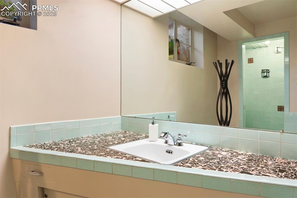 Image 37 of 44: Bathroom