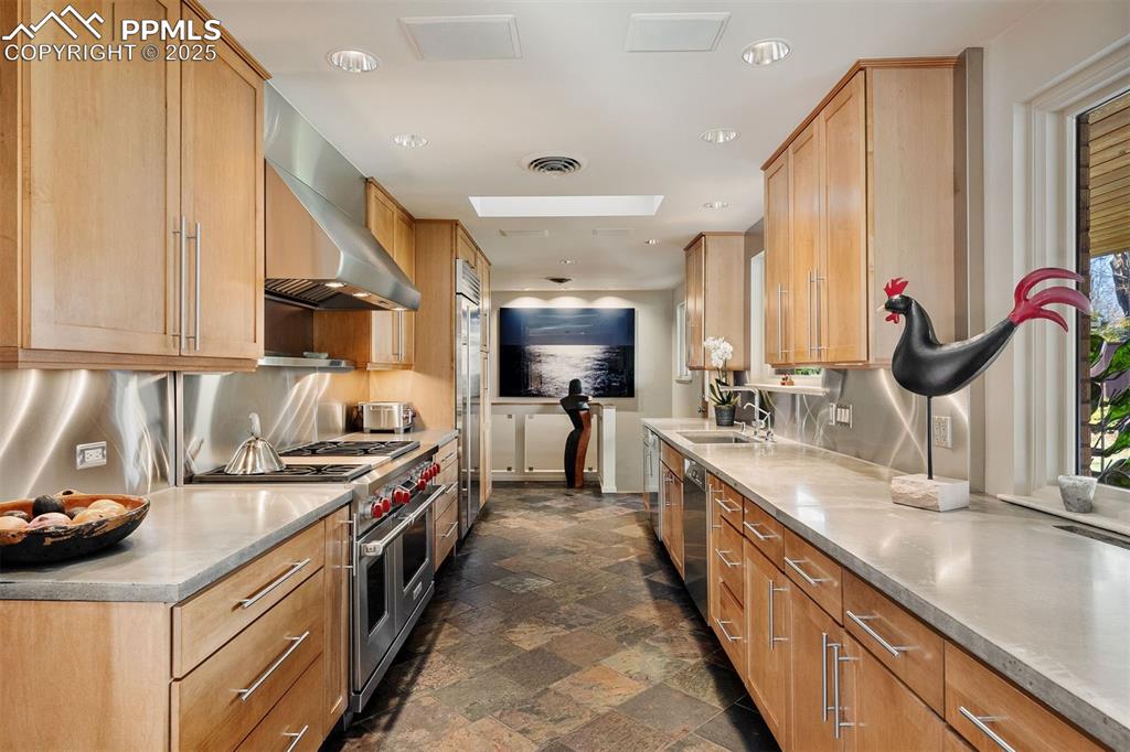 Image 4 of 44: Kitchen