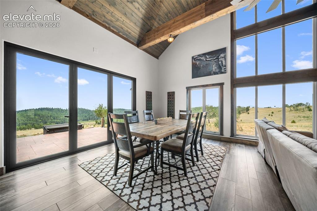 Image 10 of 50: Dining Area