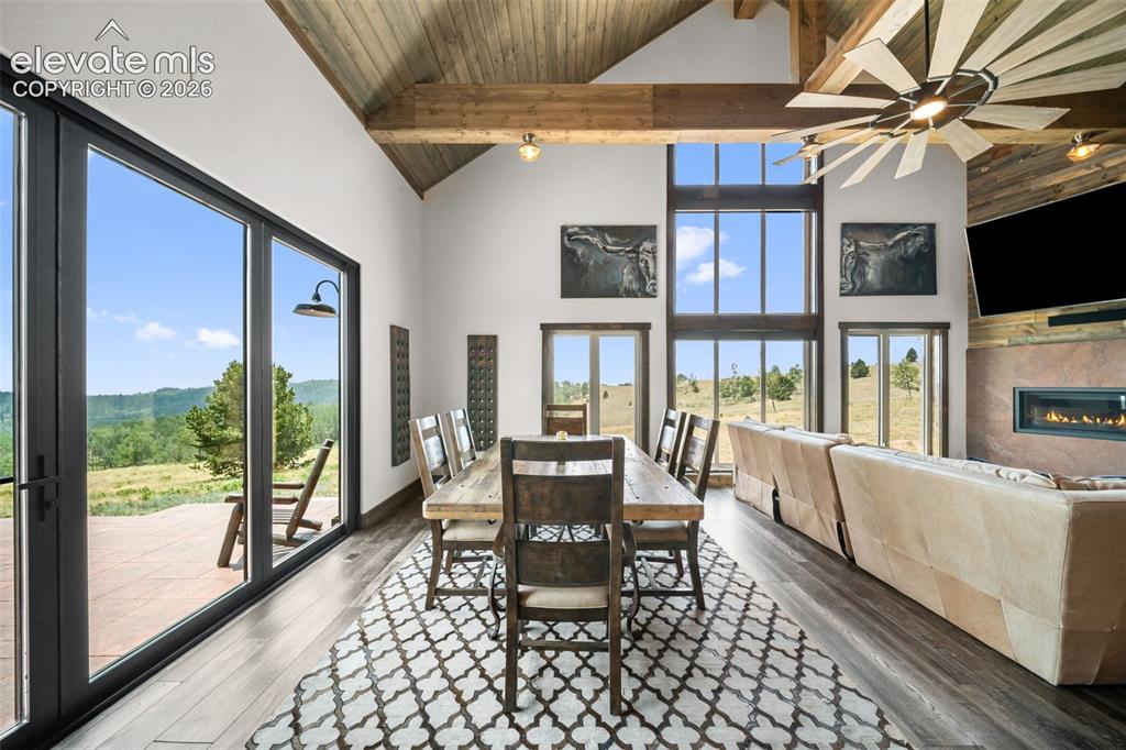 Image 11 of 50: Dining Area