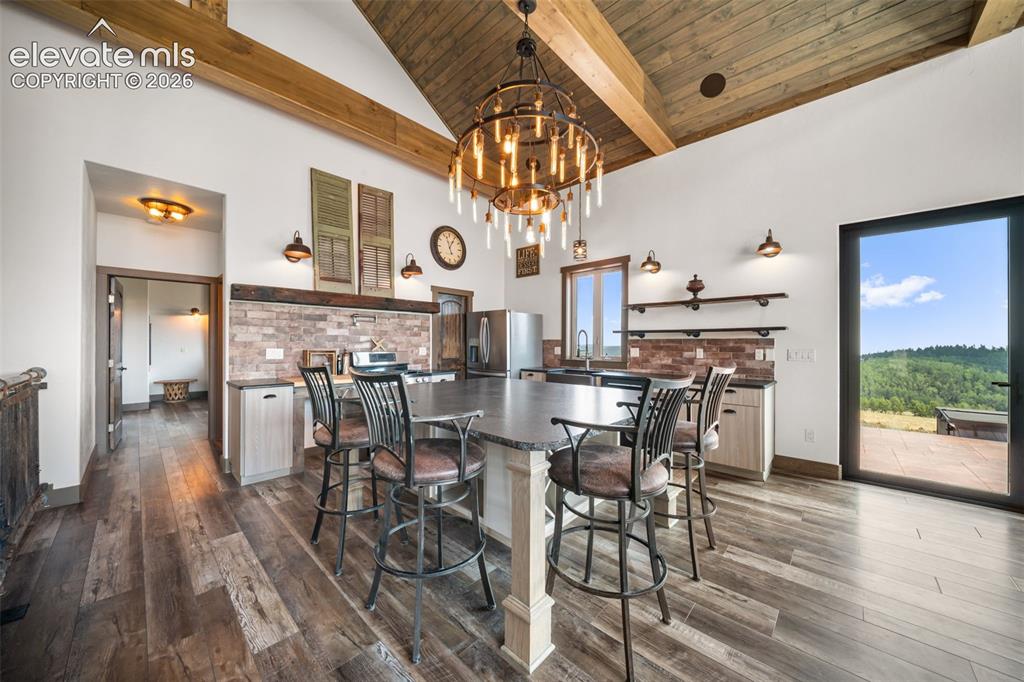 Image 12 of 50: Dining Area