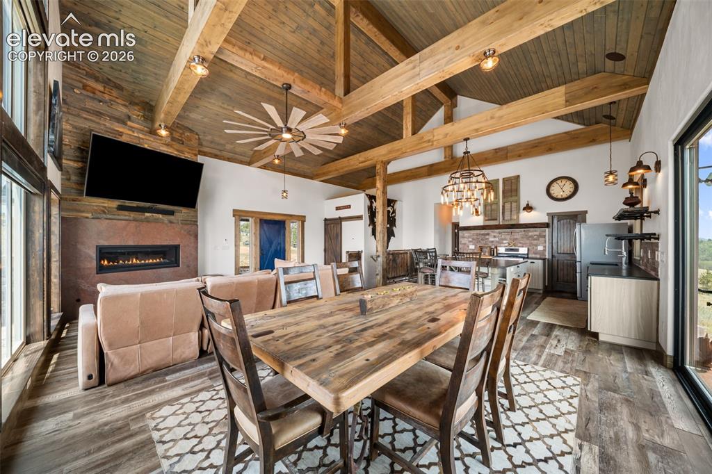 Image 13 of 50: Dining Area