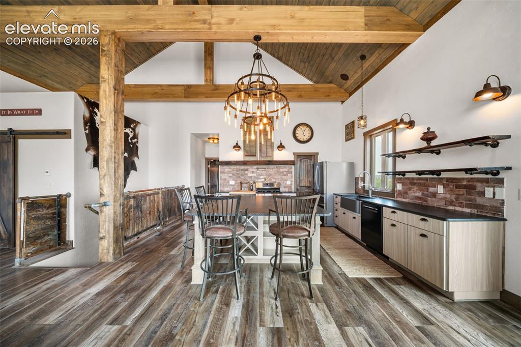Image 14 of 50: Dining Area