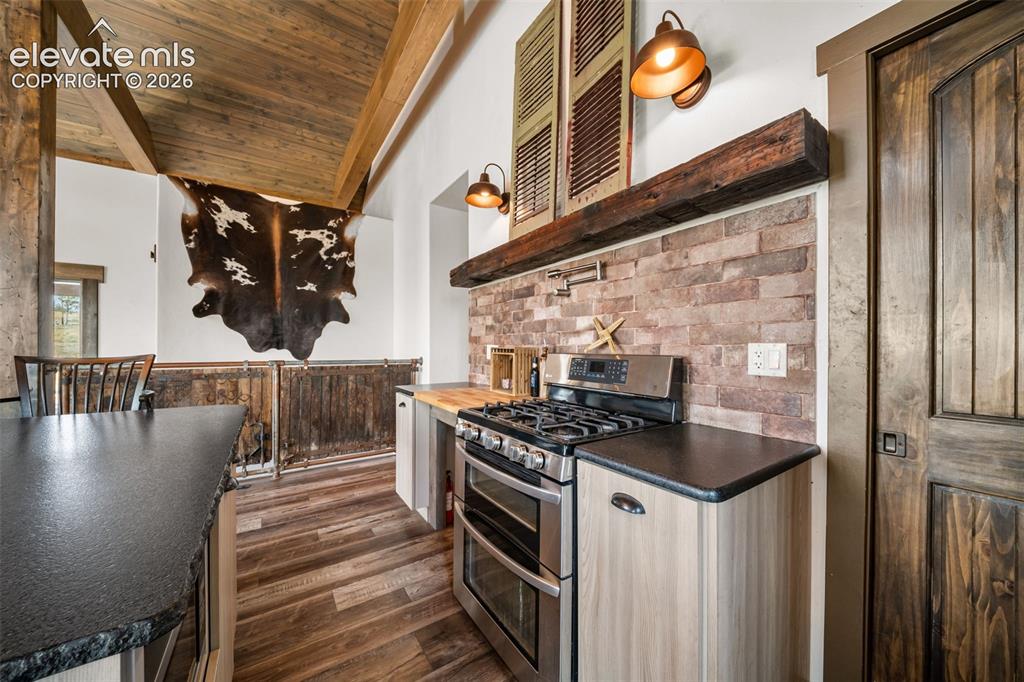Image 16 of 50: Kitchen