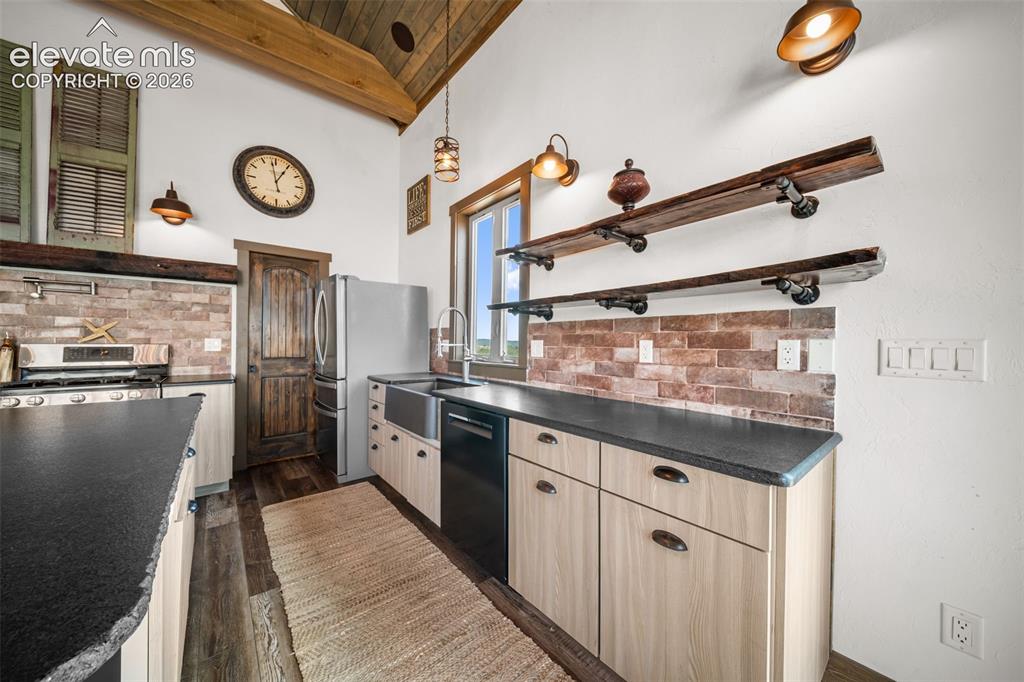 Image 18 of 50: Kitchen