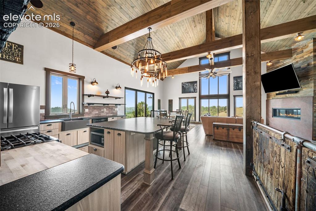 Image 19 of 50: Kitchen