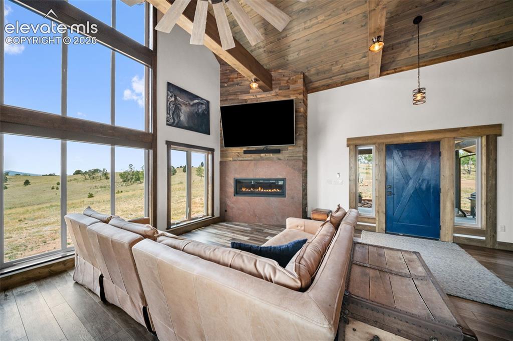 Image 8 of 50: Living Room