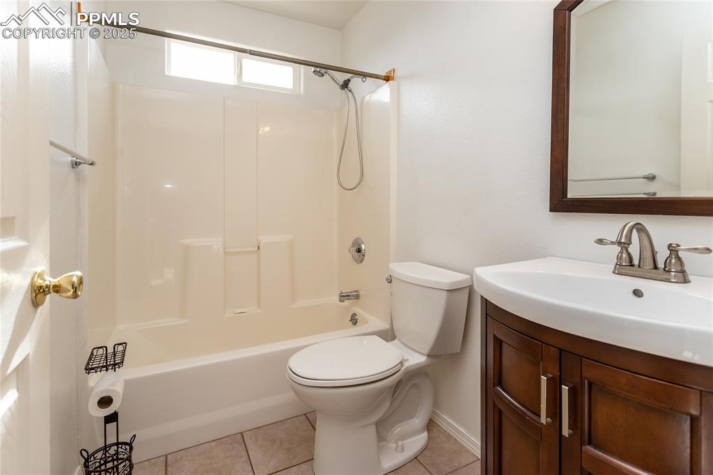 Image 25 of 48: Bathroom