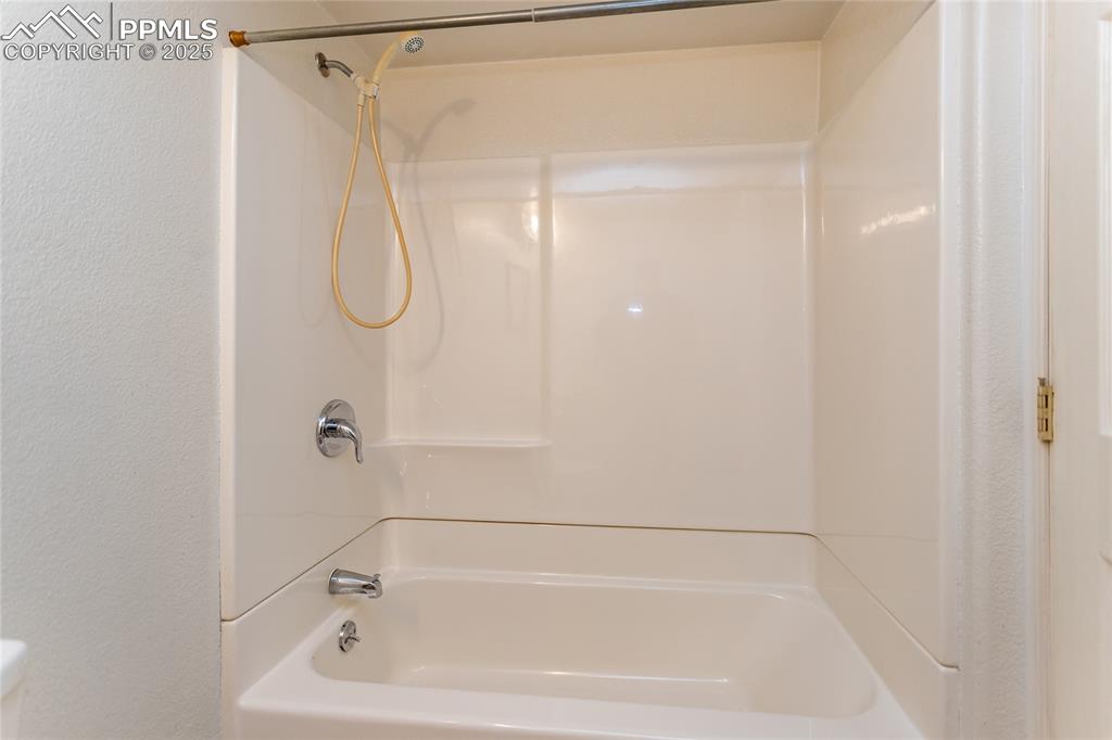 Image 37 of 48: Bathroom