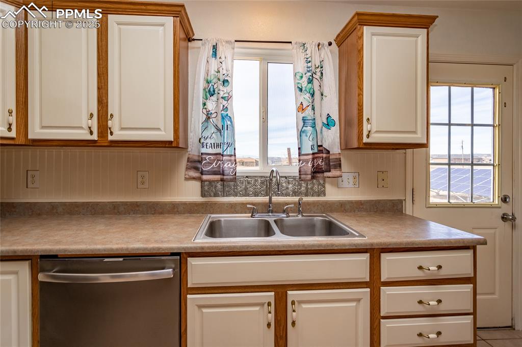 Image 5 of 48: Kitchen