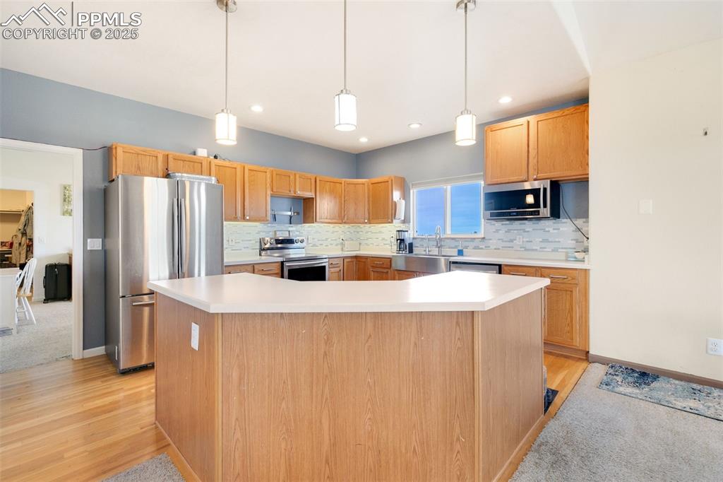 Image 10 of 41: Kitchen