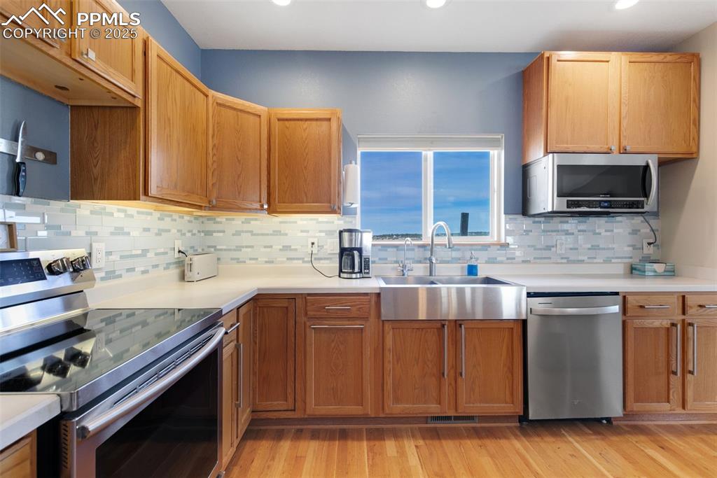 Image 14 of 41: Kitchen