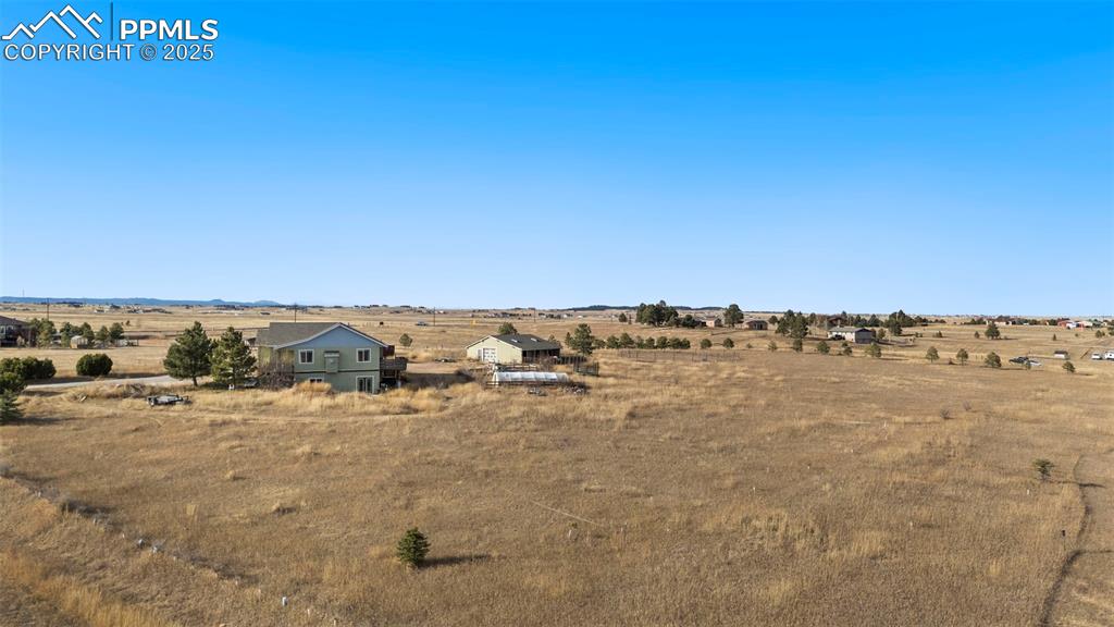 Image 34 of 41: Yard