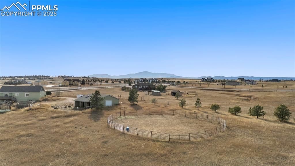 Image 37 of 41: Yard