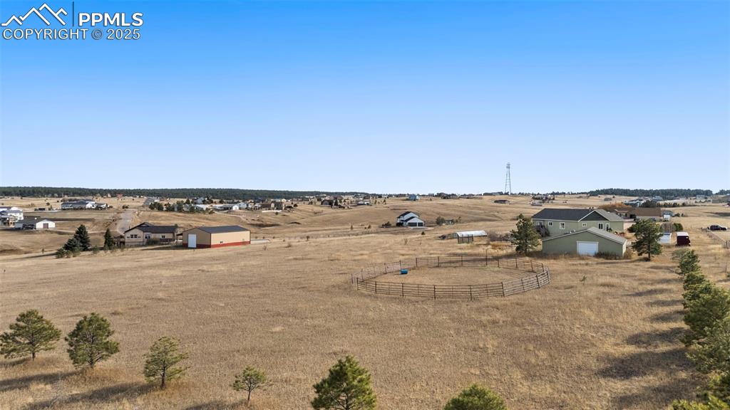 Image 38 of 41: Yard