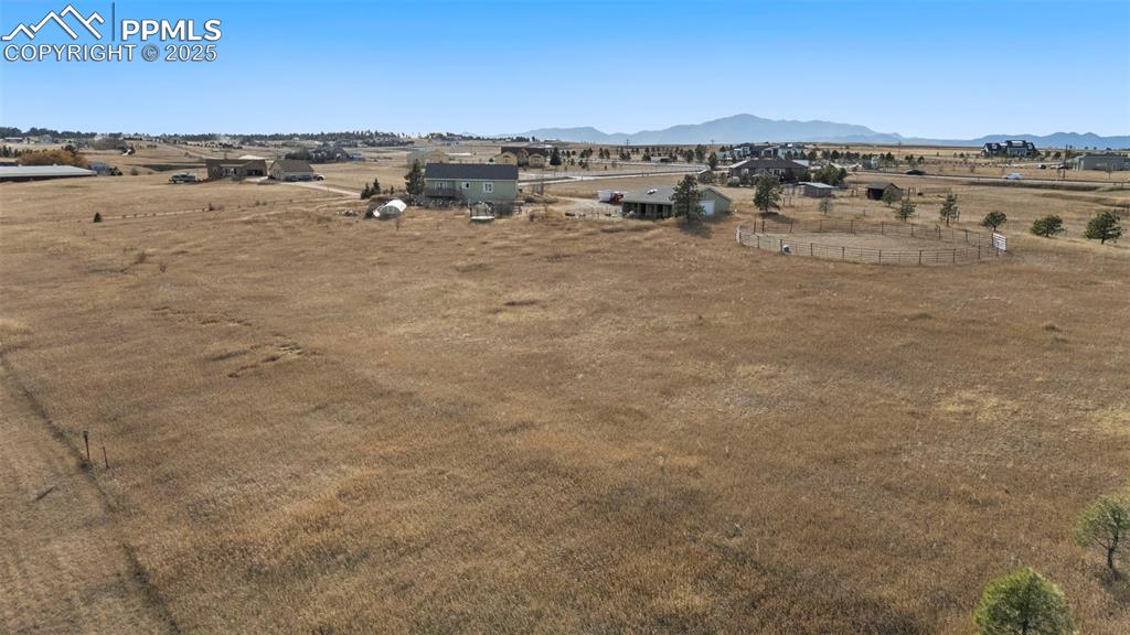 Image 39 of 41: Yard