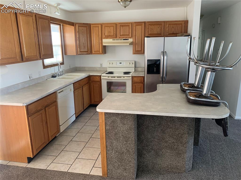 Image 12 of 24: Kitchen