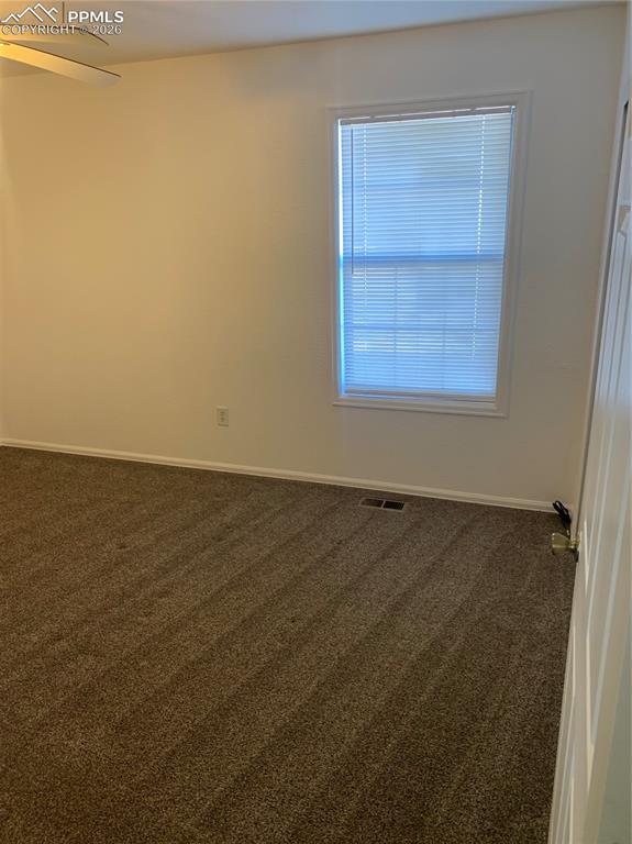 Image 19 of 24: Bedroom