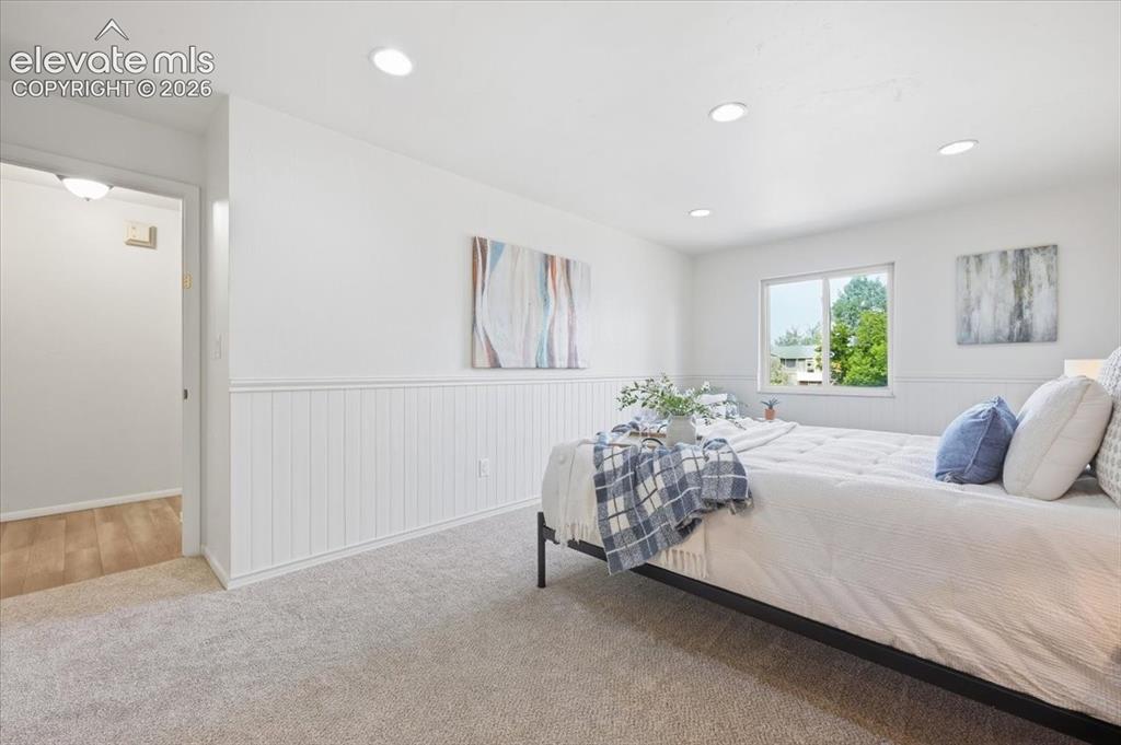 Image 19 of 32: Extra large main level master bedroom!