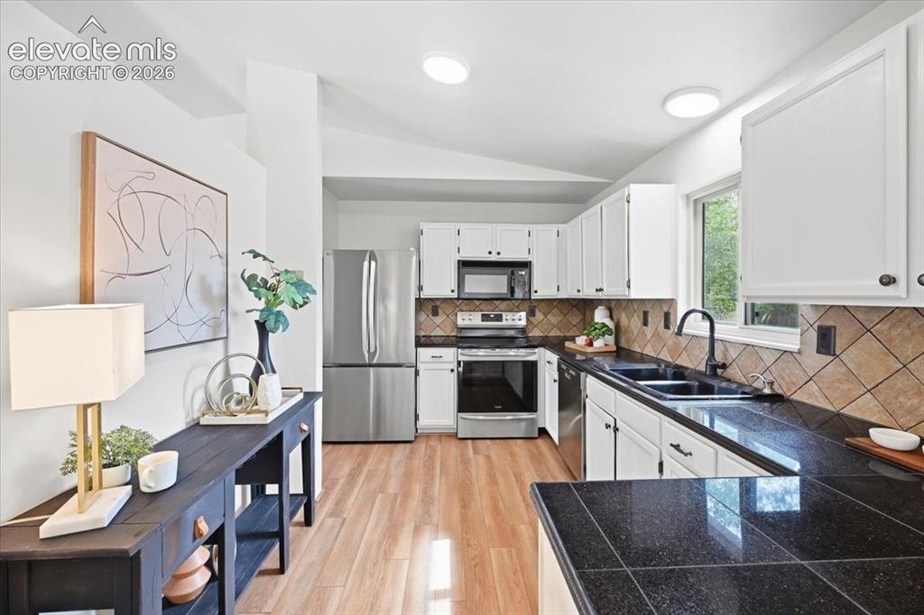 Image 5 of 32: Spacious kitchen with upgraded appliances!