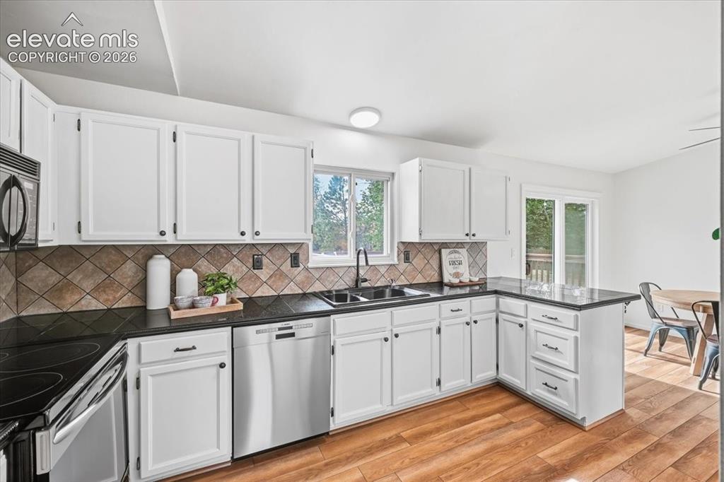 Image 6 of 32: Granite counters and new flooring!