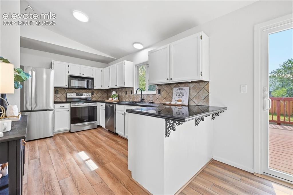 Image 7 of 32: Bosch refrigerator and breakfast bar!