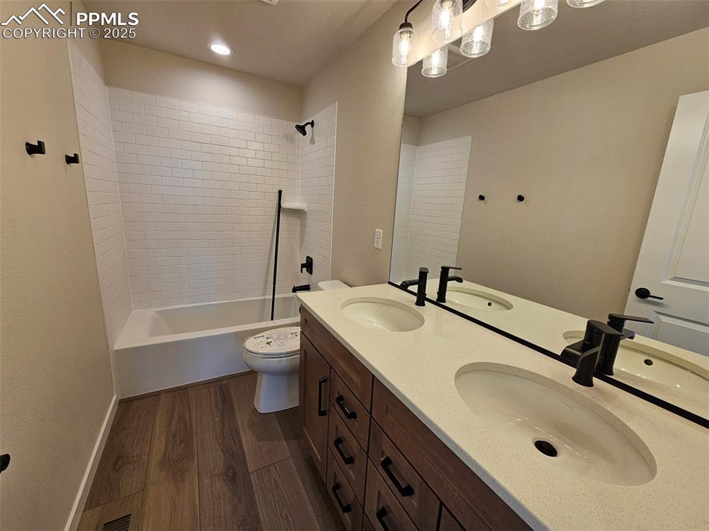 Image 13 of 27: Bathroom