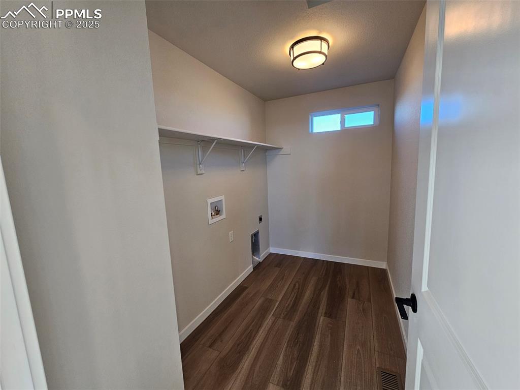 Image 14 of 27: Laundry