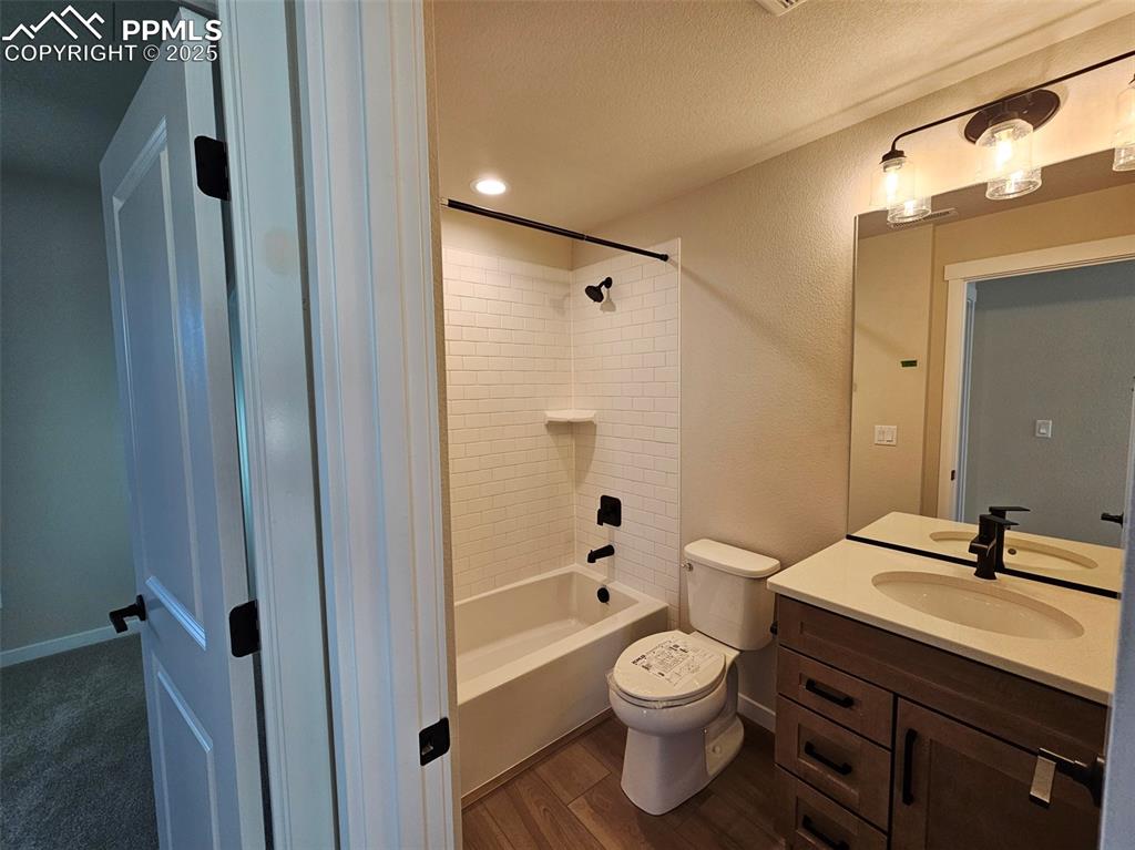 Image 22 of 27: Bathroom