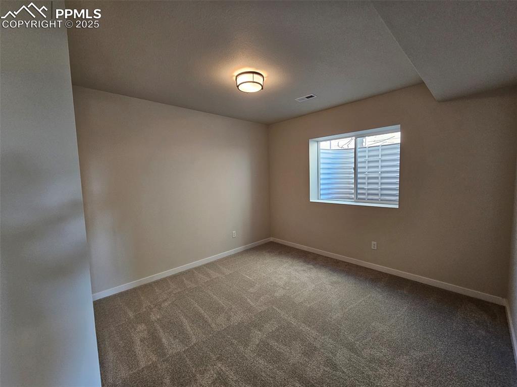 Image 23 of 27: Bedroom