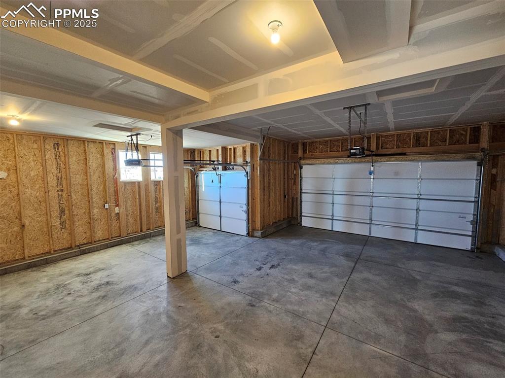 Image 24 of 27: Garage