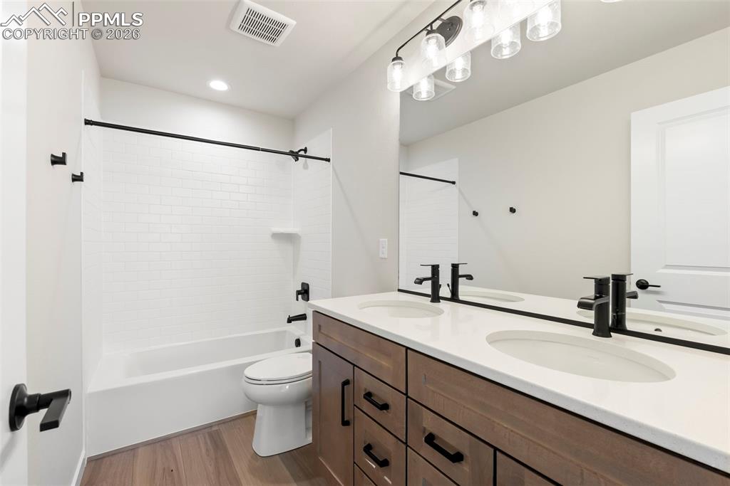 Image 29 of 37: Bathroom