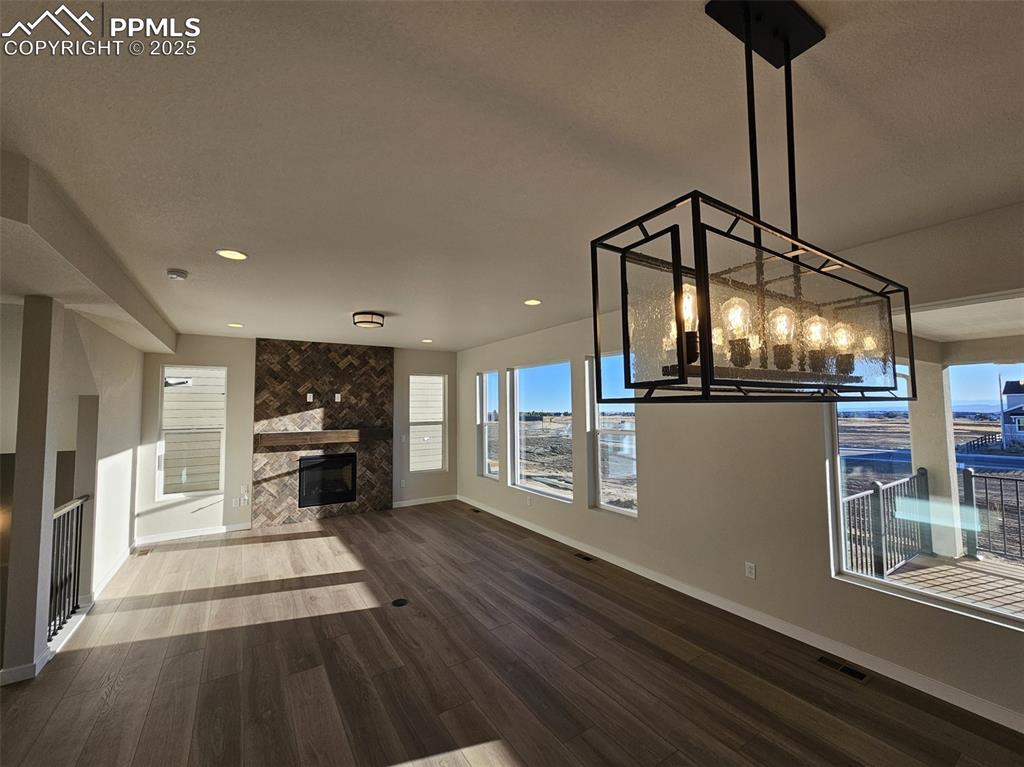 Image 3 of 27: Living Room