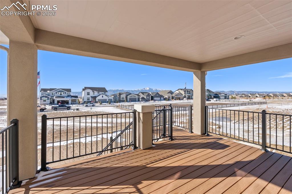 Image 36 of 37: Deck