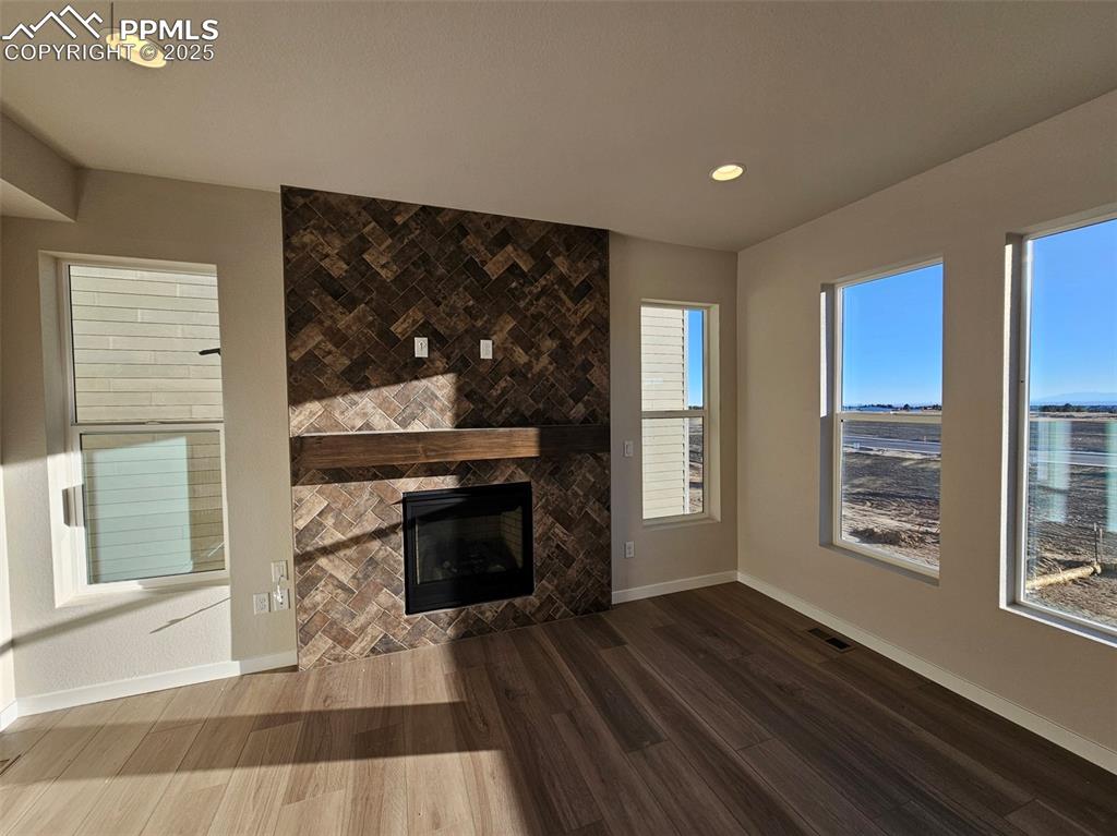 Image 4 of 27: Living Room