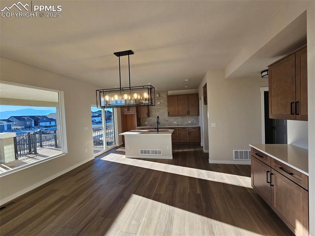 Image 5 of 27: Kitchen