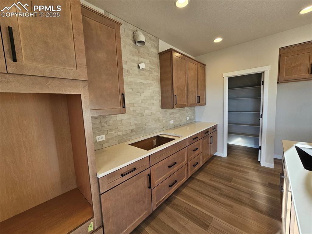 Image 7 of 27: Kitchen