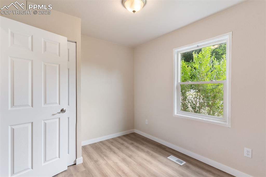 Image 16 of 26: Bedroom