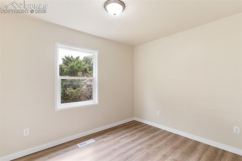 Image 17 of 26: Bedroom
